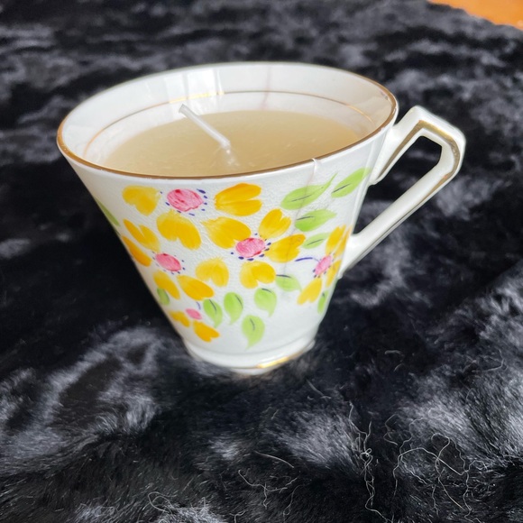 💠 Teacup and saucer hand poured lavender and rose essential oil candle. - Picture 15 of 16